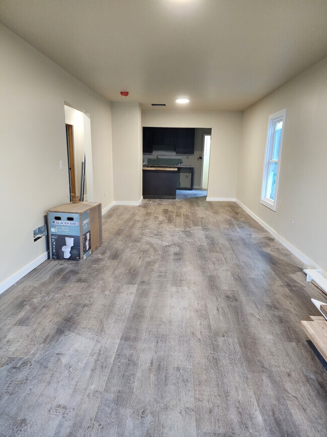 Áreas de estar/comedor frente a la cocina. - 331 W Colvin St