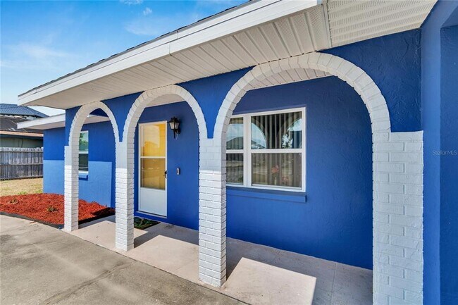 Building Photo - 6525 Manila Palm Way