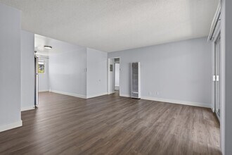 Building Photo - 3032 E 7th St