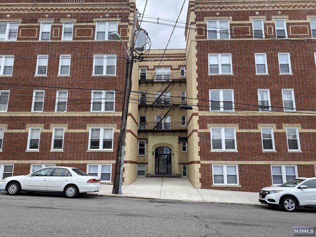Primary Photo - 10 Henry Ave