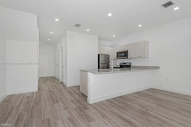 Foto del edificio - 3 br, 2.5 bath House - 1327 NW 27th Avenue