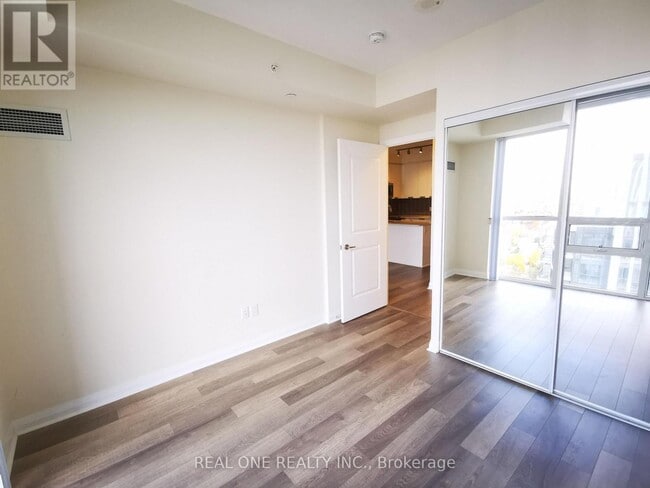 Photo du bâtiment - 5033 Four Springs Ave