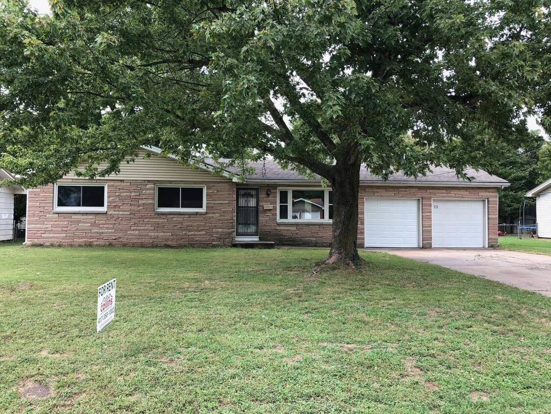 Primary Photo - Updated SE Springfield Home -Available Now