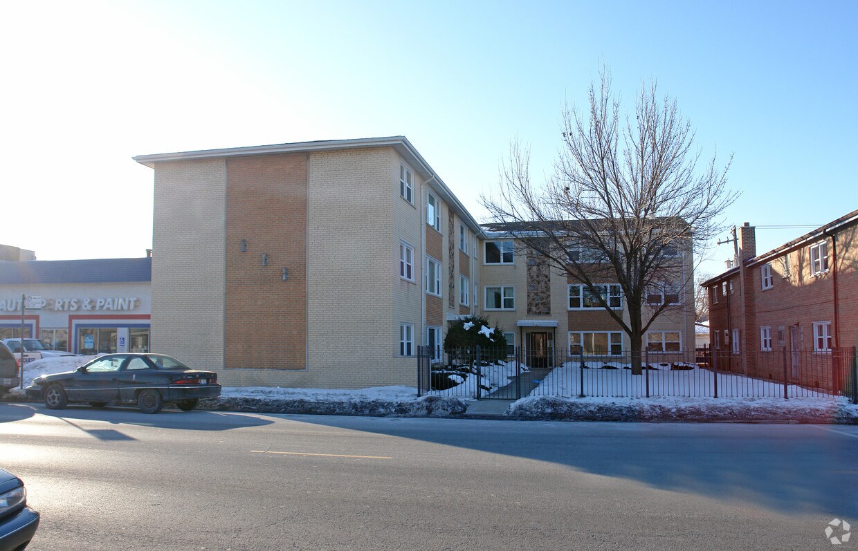 Foto del edificio - 5821-5825 W 63rd St
