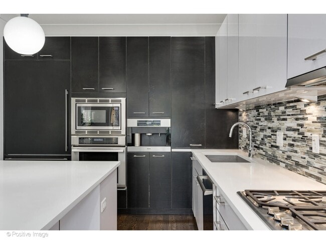 Photo - 1424 W Walton St (Chicago, IL) Apartment