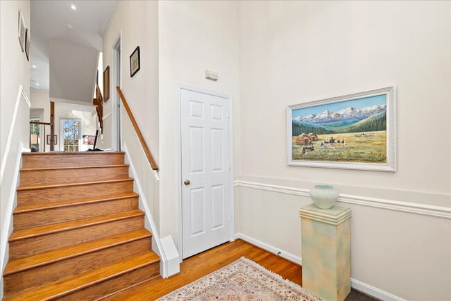 Foto del edificio - Beautiful End-Unit Townhome with Spacious Interior and Outdoor Living