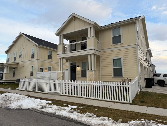 Foto del edificio - Modern 2-Bedroom Home in Quiet New Neighborhood – Fully Furnished, Pet-Friendly, Garage & More!