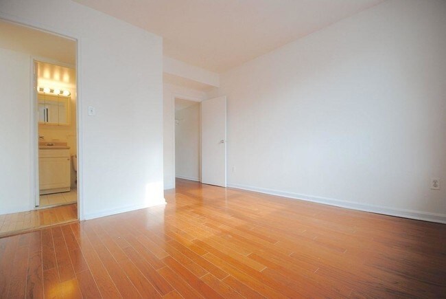 Foto del edificio - 220 East 2nd Street