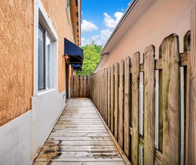 Foto del edificio - 2814 SW 27th St