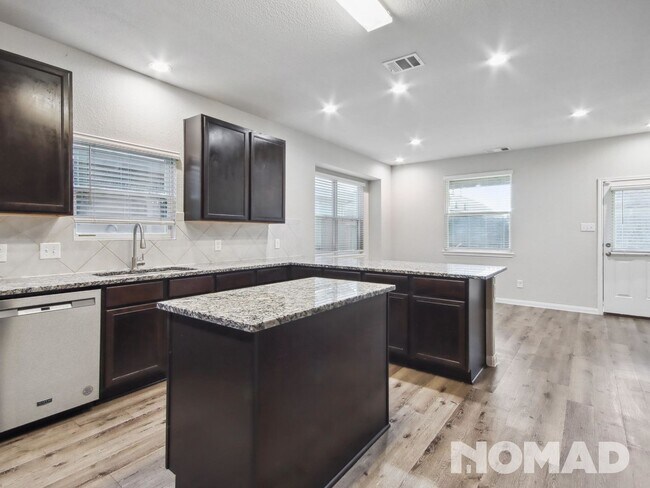 Foto del edificio - 4 Bedroom Single Family Home in Porter