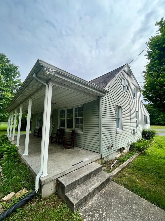 Building Photo - Welcome to 1826 Otts Chapel Road!
