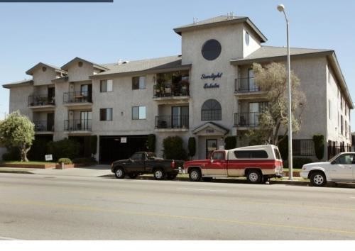 Building Photo - 760 W Redondo Beach Blvd