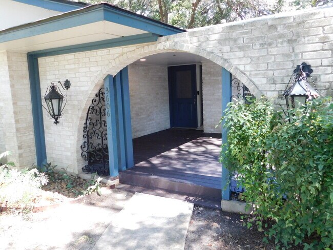 Building Photo - Three Bed/Two Both Home with Great Parking off Wurzbach and Vance Jackson.