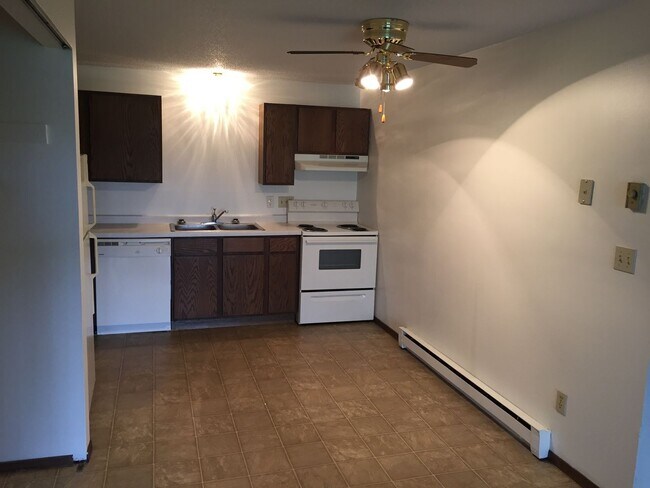Foto del edificio - 2 BR 1BA Walkout Patio Garage Included