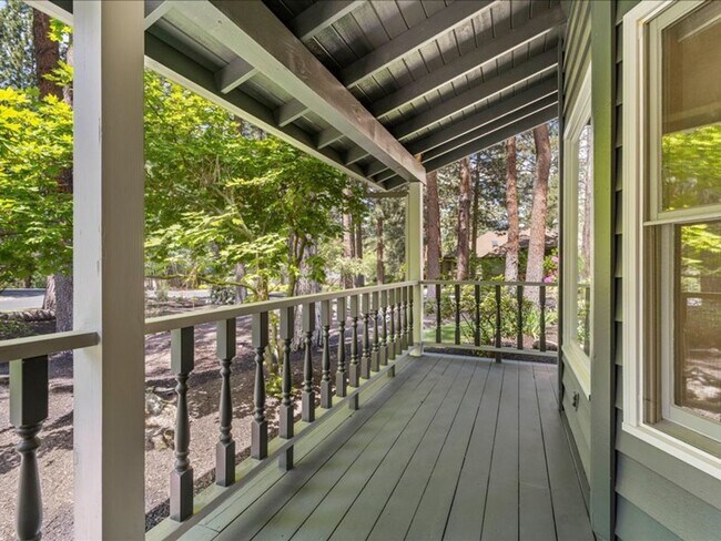 Foto del edificio - Gorgeous, expansive home in gated community!