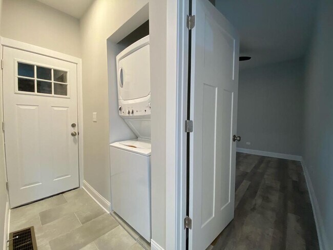 Building Photo - 1 bedroom in Chicago IL 60618