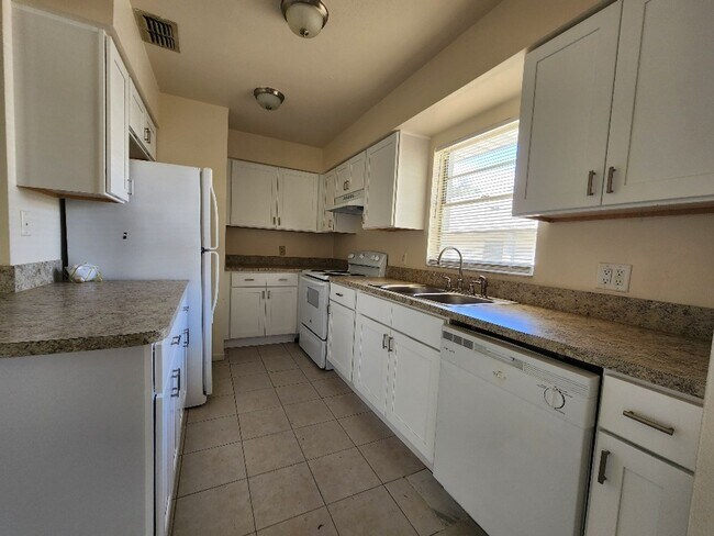 Building Photo - Newly Renovated Triplex Unit 2 Bedroom and...