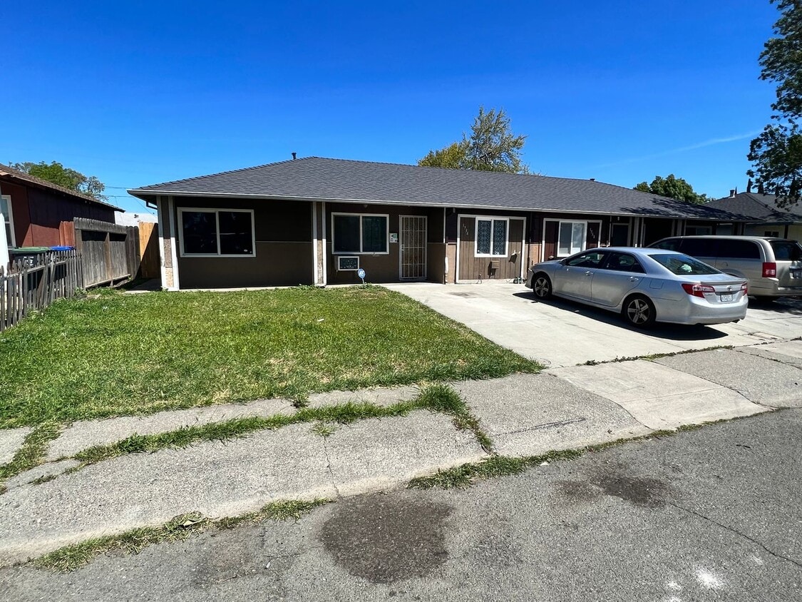 Foto principal - Great looking duplex, plenty of room, and ...