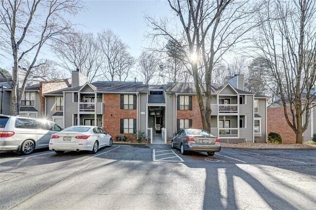 Foto del edificio - 527 Warm Springs Cir