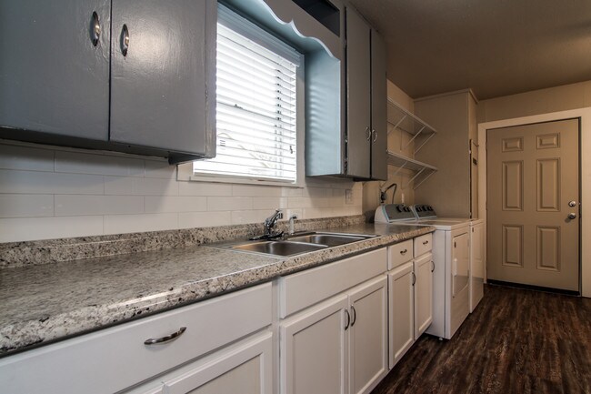 Cocina renovada - 1318 W Blum St