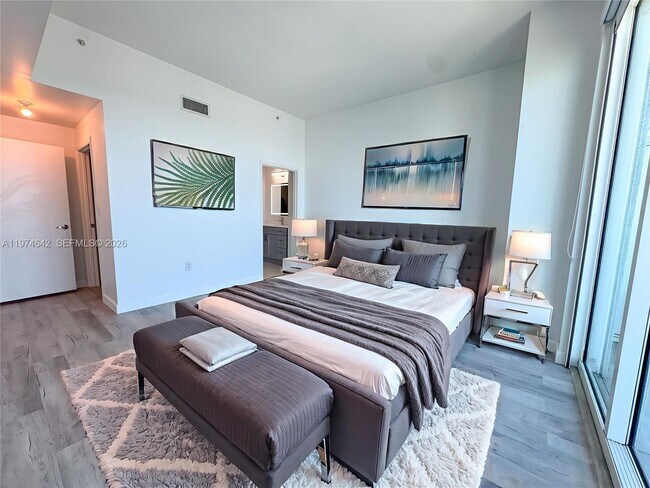 Building Photo - 1900 N Bayshore Dr