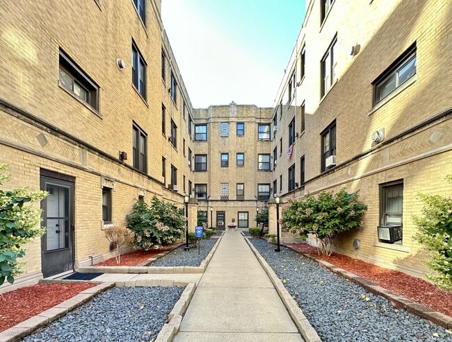 Building Photo - 1034 W George St