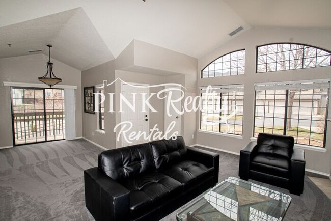 Building Photo - Beautiful Townhome Near Ute Valley Park