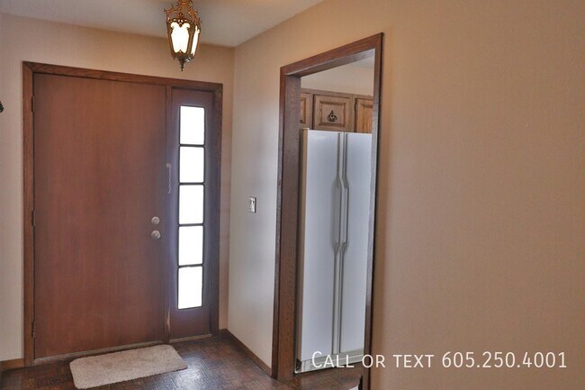 Building Photo - Spacious 2 Bed 1.5 Bath Apartment on the E...