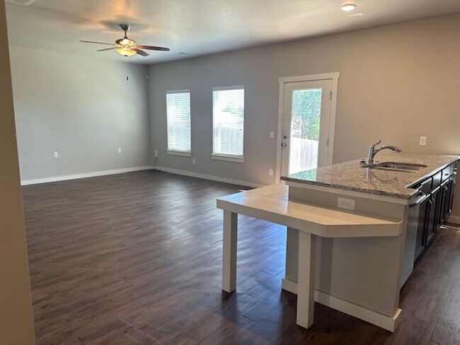 Foto del edificio - Beautiful 2 Story Duplex - Edmond Schools - Open Concept