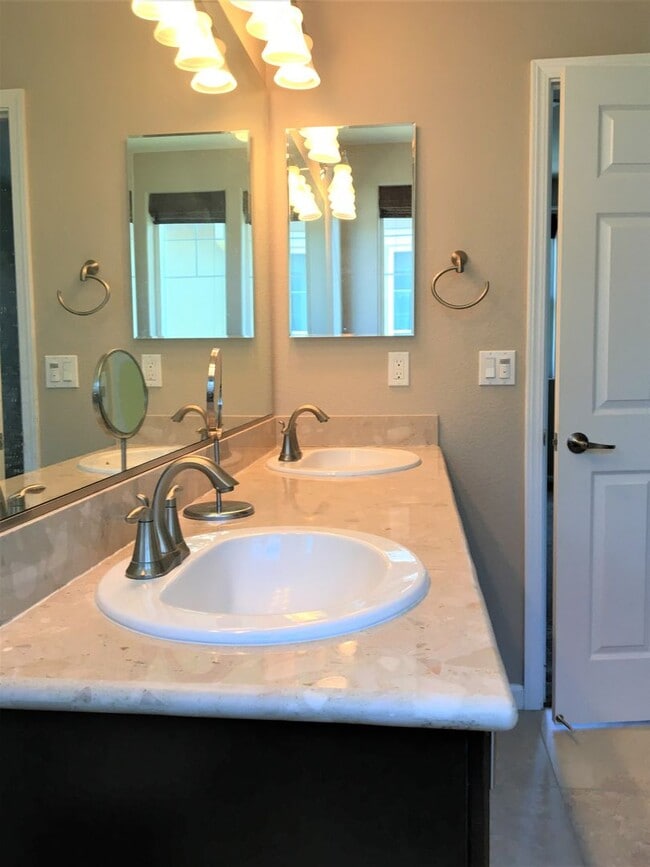 Building Photo - Stunning 4 Bedroom 3.5 Bath Single Family ...