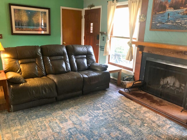Front entry & living room - 1220 Alpine Pl