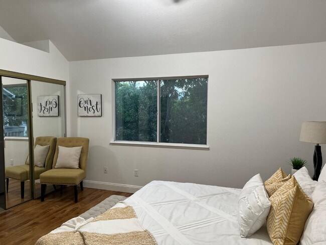 Foto del edificio - 1061 Summerain Ct