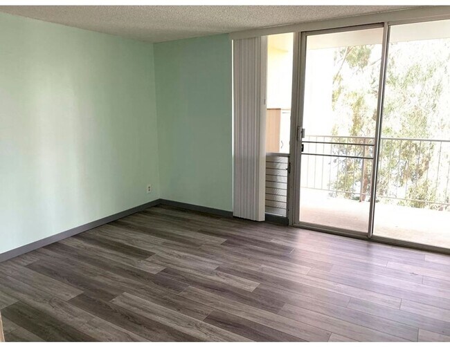 Foto del edificio - C Building unit, 2 Bed 1 Bath, View of the...