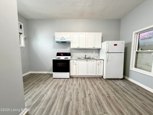 Foto del edificio - 3319 W Market St