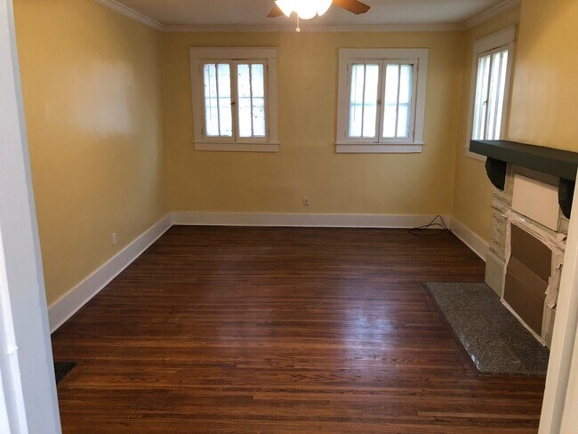 Building Photo - 2 Bed, 3 Bath Home with Large Backyard