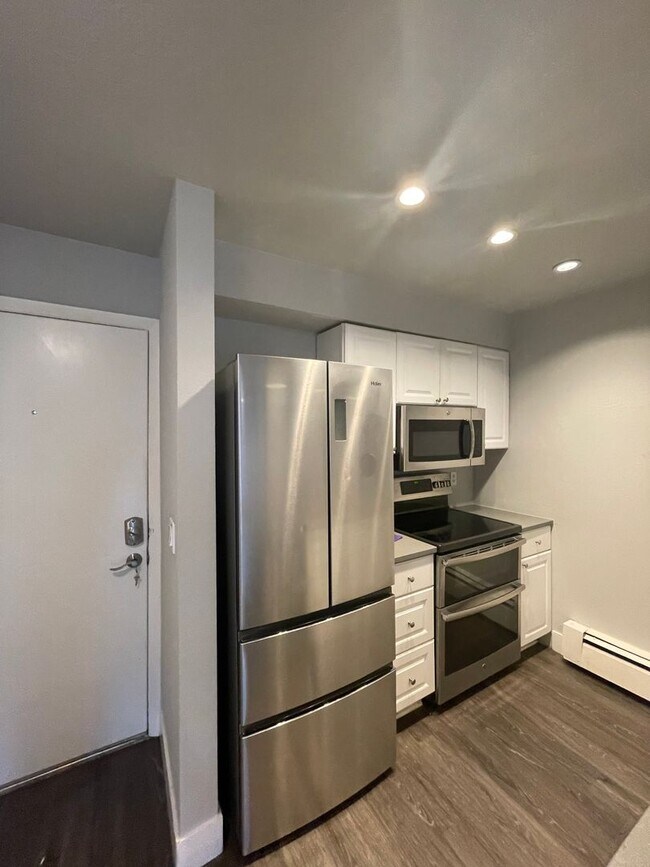 Foto del edificio - FALL PRE-LEASING! 3 Bed 1.5 Bath Condo on ...