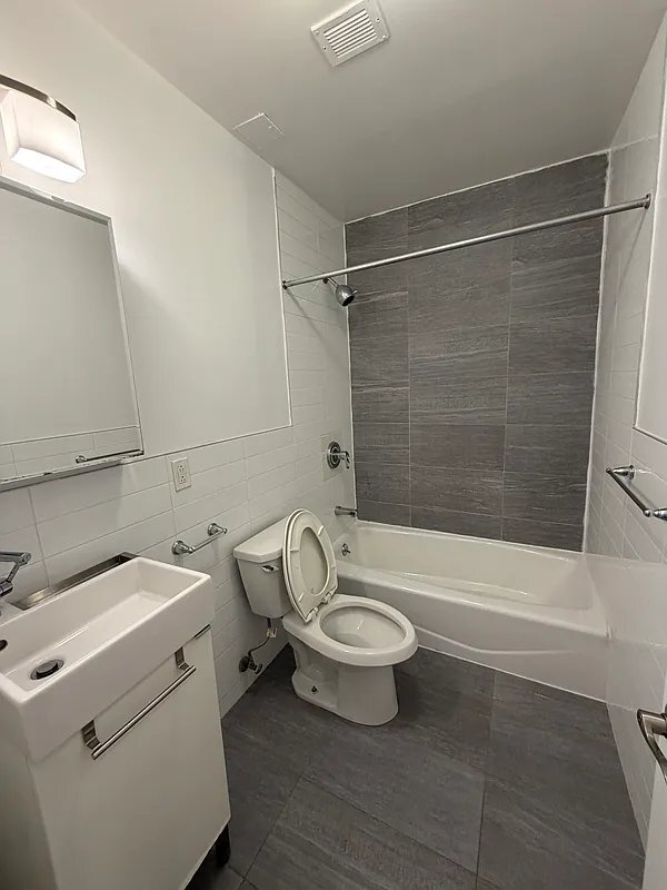 Building Photo - 639 Tenth Avenue