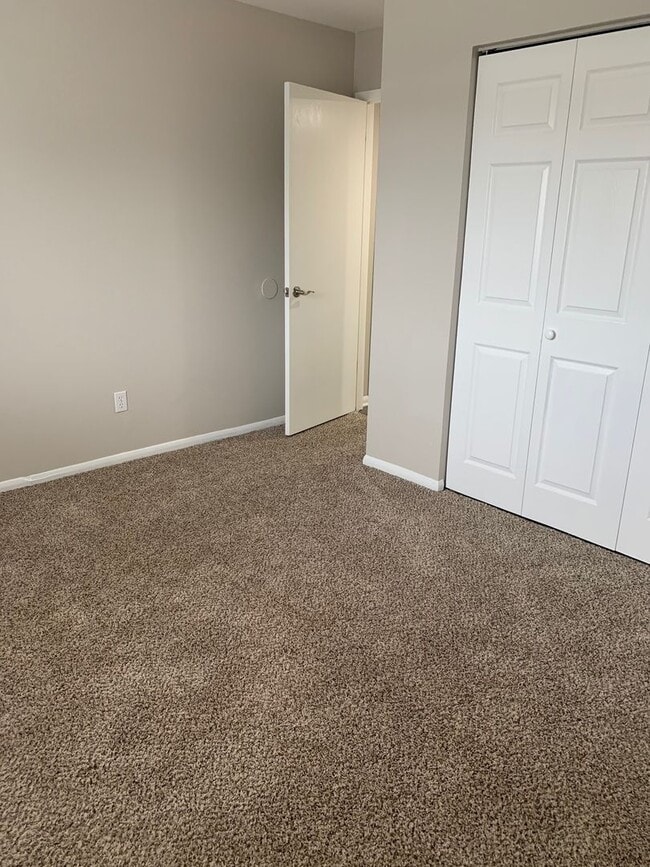 Building Photo - Charming Two-Bedroom one Bathroom Apartmen...