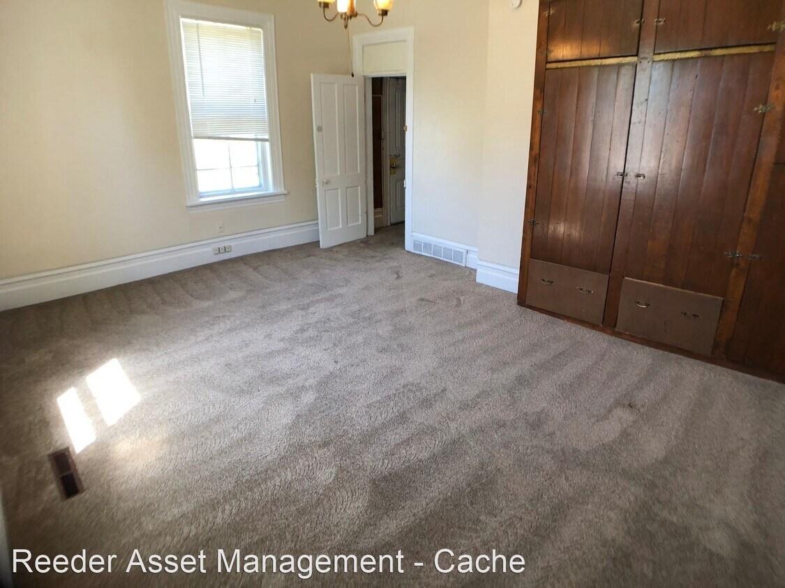 Primary Photo - 4 br, 1 bath House - 490 West 300 South