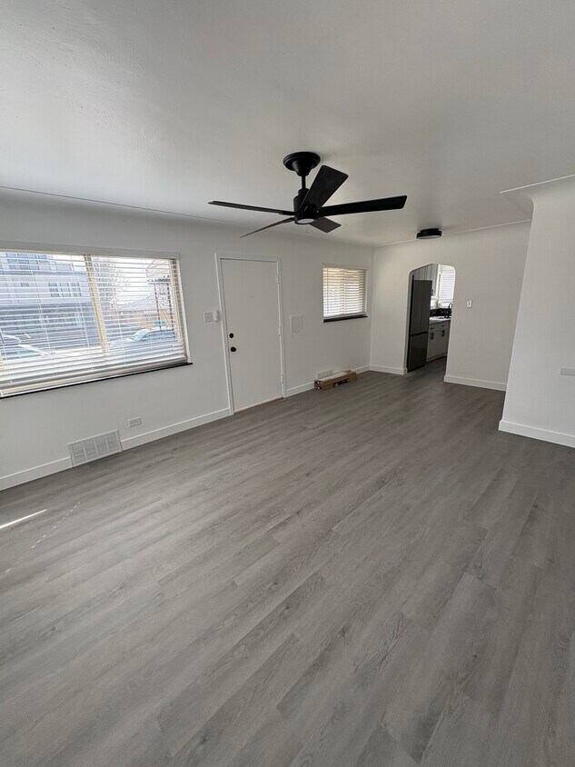 Foto principal - 2215 Ames St