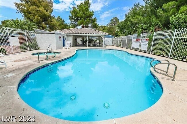 Foto del edificio - 2117 Chertsey Dr