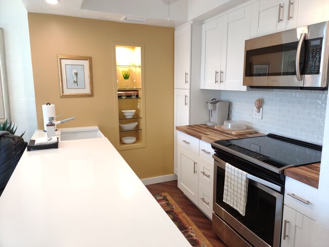 Building Photo - Seasonal Short-Term Condo located in Downt...