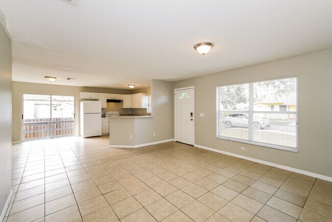 Foto del edificio - 8415 N 10th St