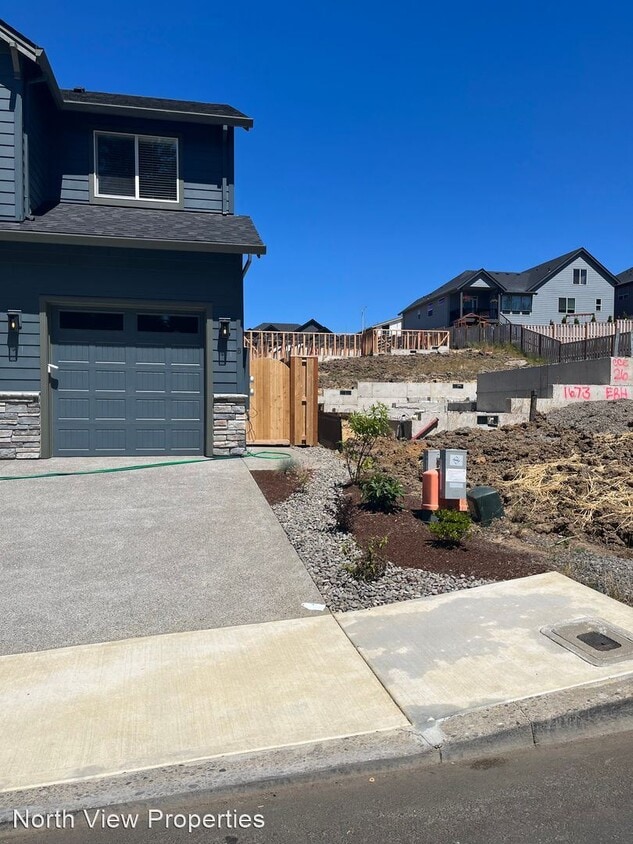 2 br, 1.5 bath House 1649 NE Cascadia Ri... House Rental in