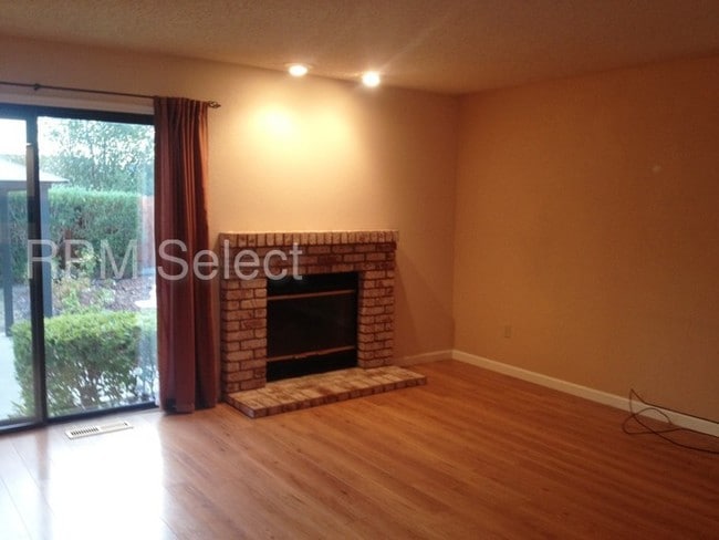 Building Photo - 616 Greystone Dr
