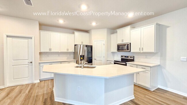 Foto del edificio - BRAND NEW! OUTSTANDING 3 BED/2 BATH VILLA ...