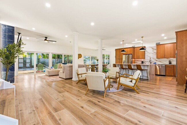 Foto del edificio - 4879 Commonwealth Dr