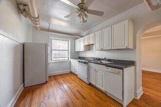 Building Photo - 2415 W Sunnyside Ave