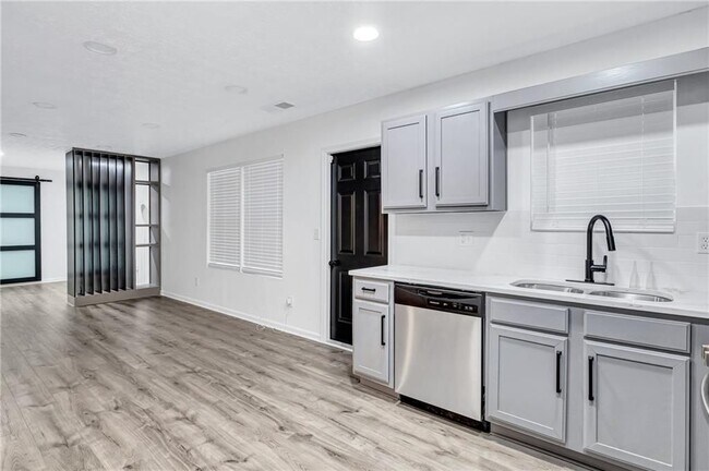 Foto del edificio - 6234 Culver Dr