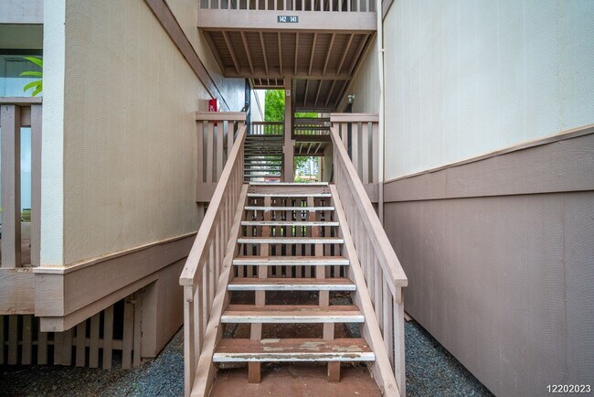Foto del edificio - This 2 bedroom, 1 bathroom unit is on the 2nd story in the Makaha Valley Plantation condos. It is...